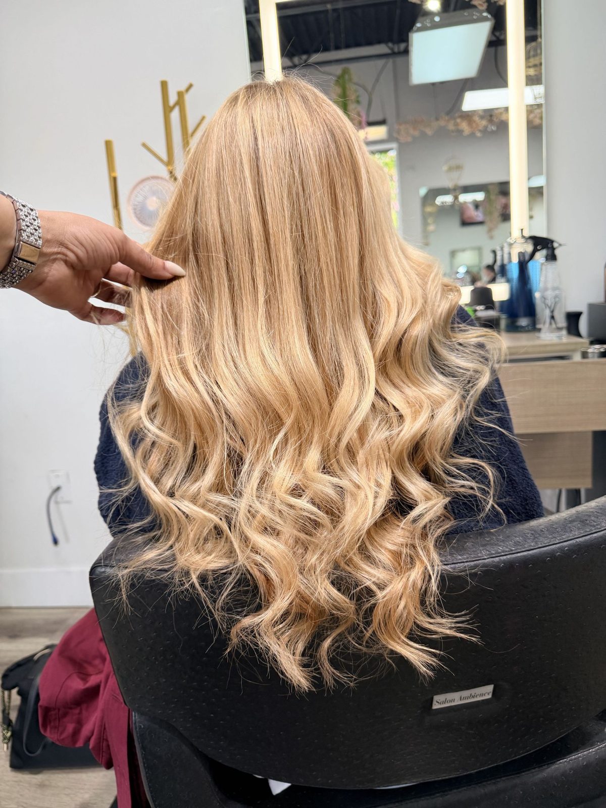 Ondas rubias con balayage terminadas en la silla