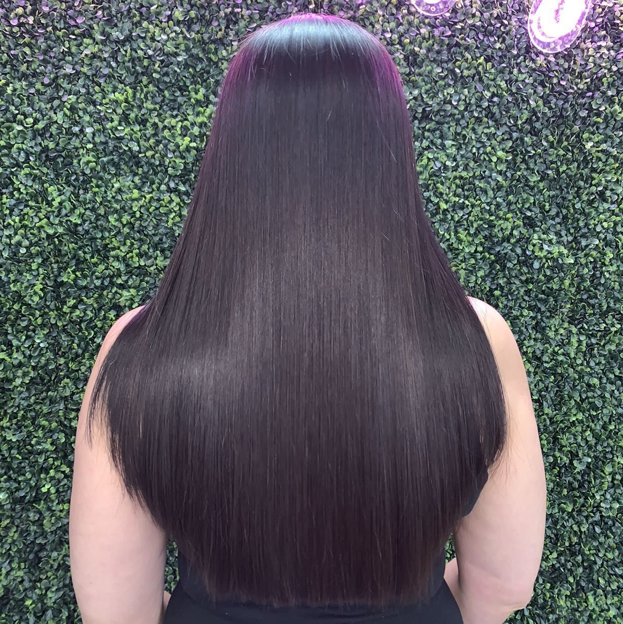 Cabello liso color ciruela