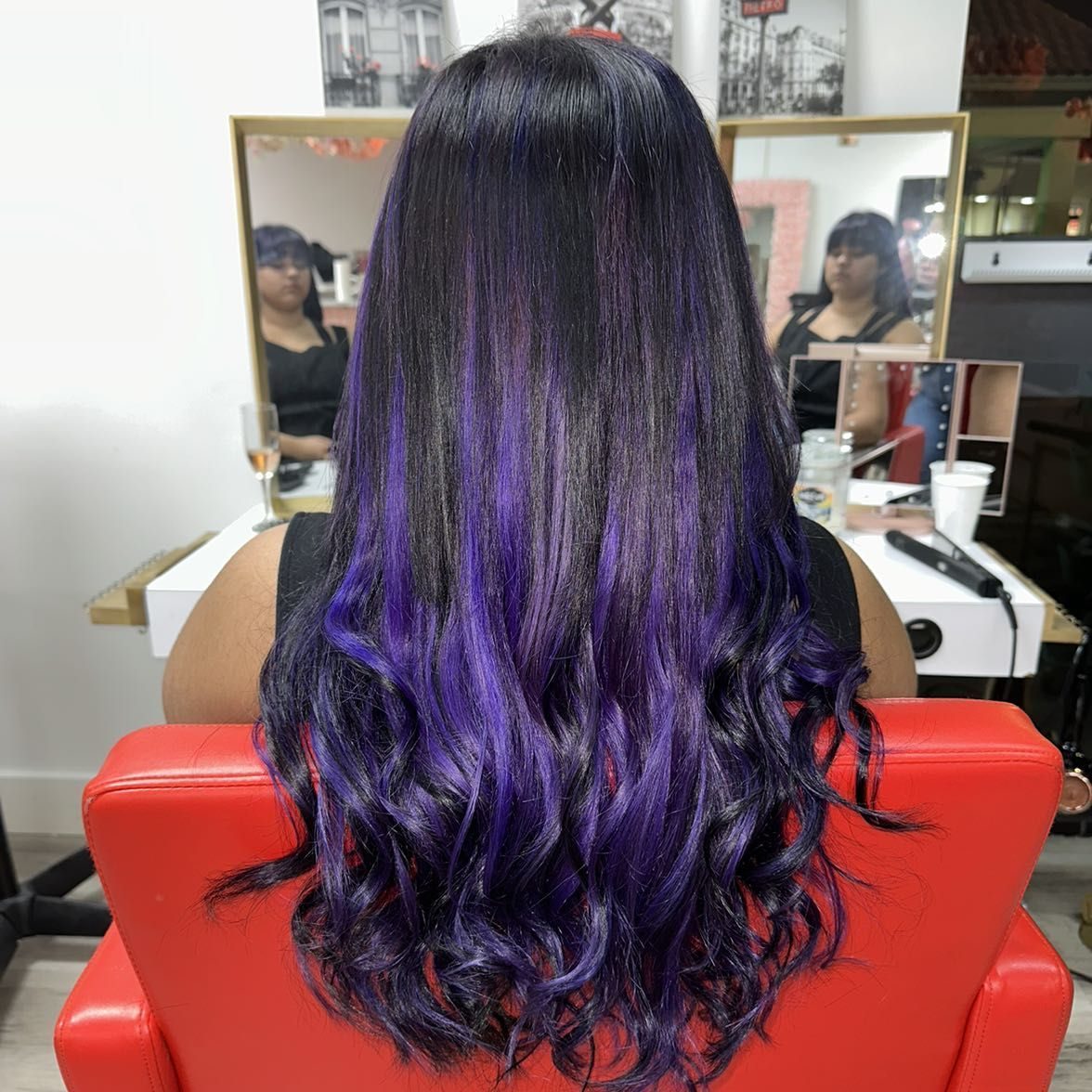 Color fantasía violeta en rizos largos