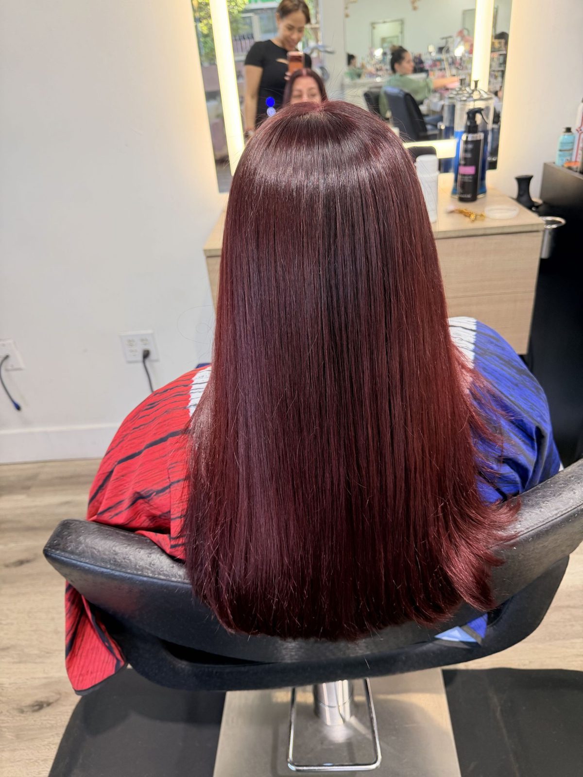 Cabello liso color vino