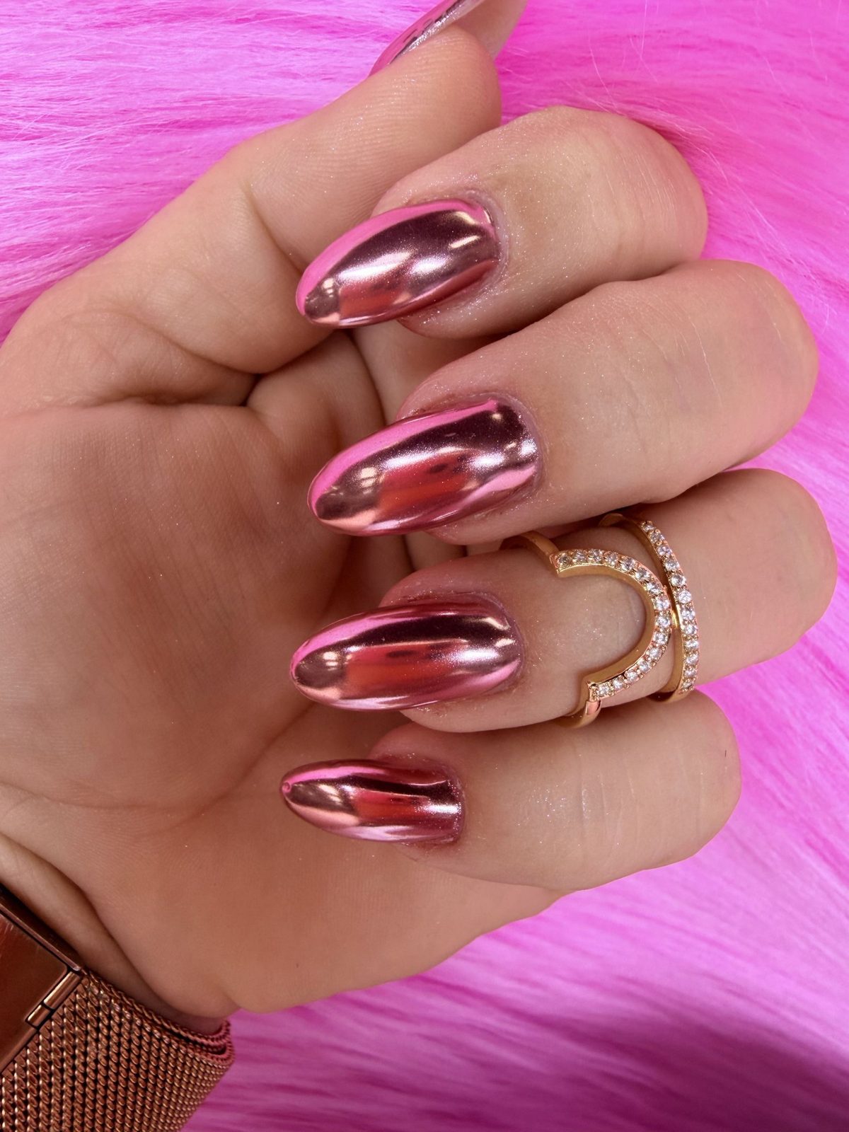 Uñas almendra en cromo rosa