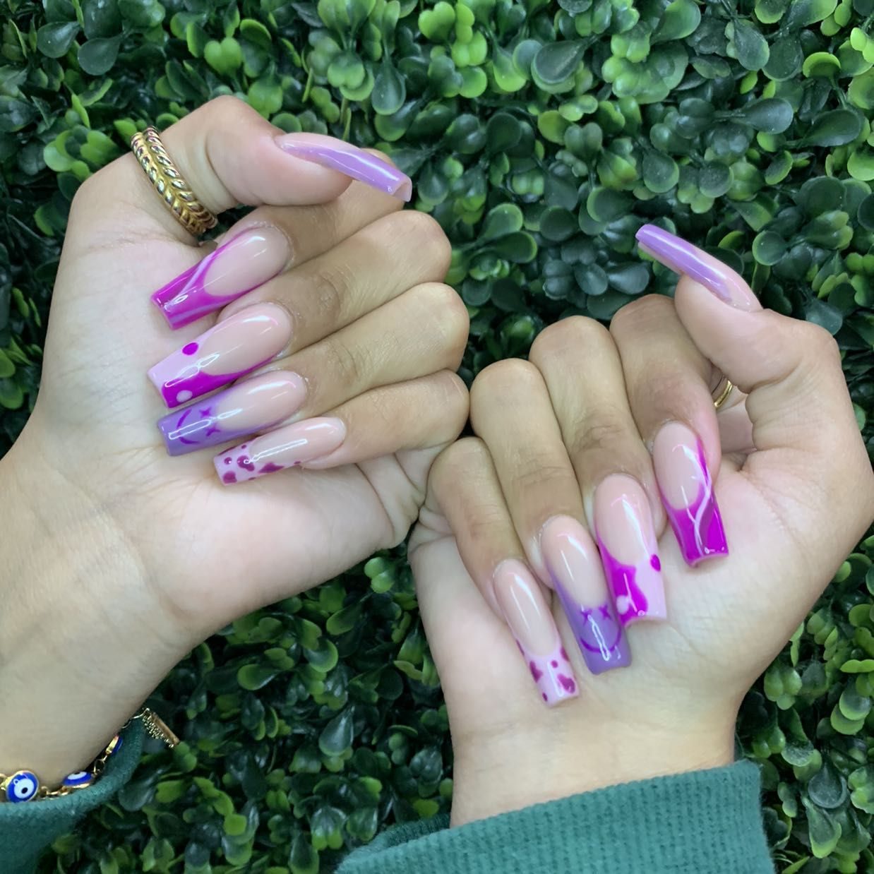Uñas largas moradas con arte pintado a mano