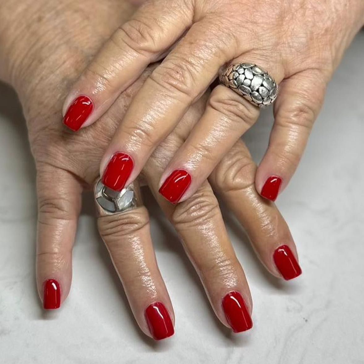 Manicure clásico en rojo