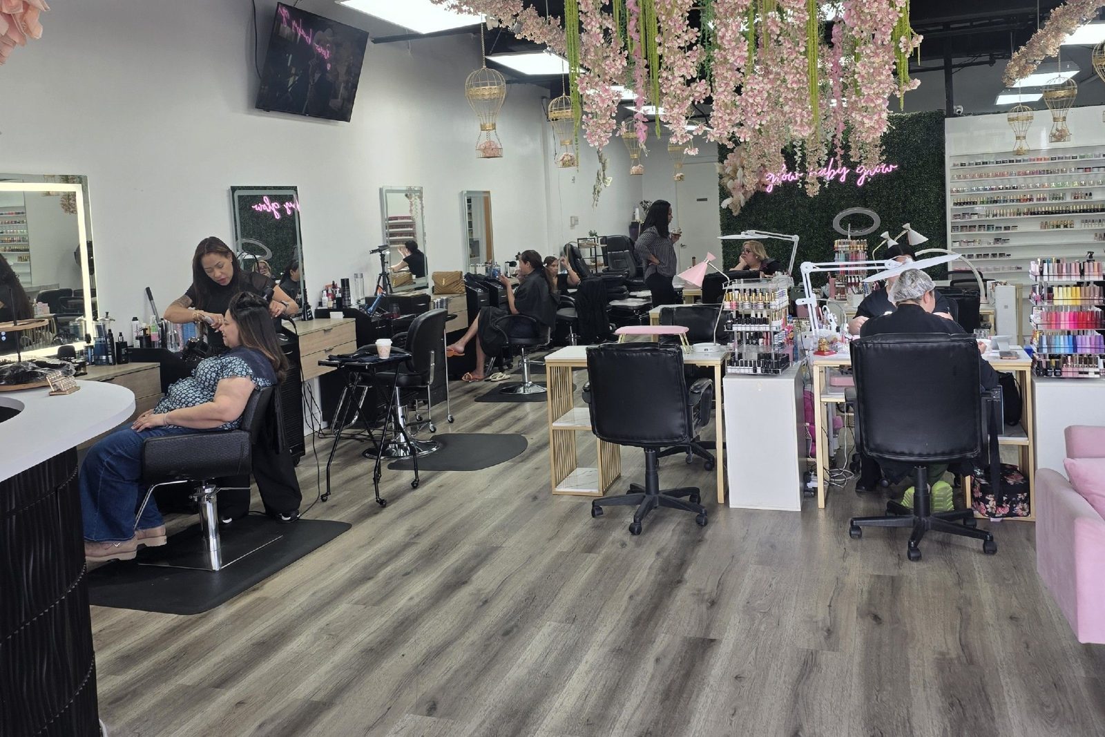 El salón con sillas, espejos y flores colgantes